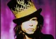 Rocker-ul Steve Tyler a fost transportat la spital după ce a căzut de pe scenă