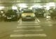 Taxi parcat pe trecerea de pietoni, în parcarea unui supermarket
