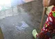 Un bloc întreg a fost inundat pentru că un tânăr cu handicap a fost lăsat singur acasă 