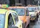Pe timp de criză, taximeştrii nu mai conduc maşinile, ci le împing - VEZI VIDEO