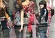 Vânzătoarele sexy alungă clientela feminină, susţin cercetătorii