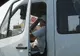 Un şofer de microbuz citea ziarul în trafic VEZI VIDEO