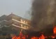 Pompierii greci continuă pe patru fronturi lupta împotriva incendiului de la porţile Atenei