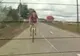 Cum să prinzi mai multă viteză pe bicicletă: te prinzi cu sfoara de maşină - VEZI VIDEO