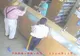 Un copil al străzii a fost filmat în timp ce jefuia un bătrân într-o farmacie 