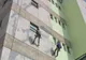 Un alpinist utilitar a murit după ce a căzut de la etajul cinci al unui bloc