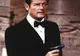 Sir Roger Moore va suferi o operaţie la cot