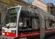 O maşină s-a răsturnat peste un refugiu de tramvai şi a blocat circulaţia din zona Baba Novac 
