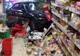 Un şofer german a încurcat frâna cu acceleraţia şi a intrat într-un supermarket