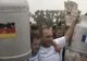 Agricultorii francezi şi germani au aruncat sute de mii de litri de lapte, pentru a protesta