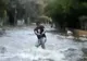 Cum să transformi vremea rea în distracţie: tinerii din Palermo fac surf pe străzile inundate