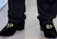 Brad Pitt are pantofi cu monogramă