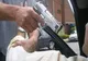 Agresiune în trafic: Un şofer a ameninţat şi a lovit cu un pistol un alt participant la trafic