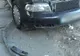 Maşina unui poliţist a rămas într-o intersecţie după ce o roată i s-a blocat într-o groapă