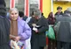 Pensionarii din Argeş s-au înghesuit să primească un pachet cu alimente 