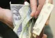 Românii cheltuiesc aproape tot salariul pe mâncare, utilităţi şi impozite la stat