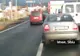 ŞMECHER DE ROMÂNIA: Un şofer prea nerăbdător ca să stea în coloana de maşini a depăşit pe linia continuă