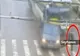 Un pieton a scăpat ca prin urechile acului din calea unui autobuz rămas fără frâne - VEZI VIDEO