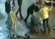 Un bărbat a fost bătut fără motiv în plină stradă, la Londra. ATENŢIE, IMAGINI ŞOCANTE!