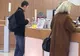 Bugetarii primesc mai uşor credite decât angajaţii din privat 