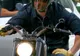 Brad Pitt a fost lovit de un paparazzo în timp ce mergea cu motocicleta