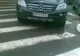 Trecere de pietoni blocată de maşinile parcate