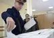 Orăşenii cu studii medii l-au votat pe Băsescu, iar cei de la sate cu studii gimnaziale, pe Geoană, potrivit INSOMAR