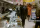 Mii de craioveni au luat cu asalt un hipermarket aflat în lichidare 
