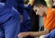 VIDEO / Van Persie se tratează la o femeie-vraci! Starul lui Arsenal, masat cu placentă de cal