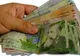 Speriaţi de criza economică, românii fac economii în lei