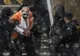 Un bărbat a luat ostatice două femei într-o bancă din Praga