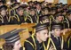 Absolvenţii cu studii superioare îşi găsesc mai uşor un loc de muncă