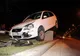 Accident inedit în Capitală: O maşină a rămas suspendată pe un cub de beton de pe podul Grant