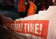 PSD şi PD-L s-au certat de la un banner amplasat în Piaţa Operei din Capitală 