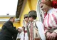 Băsescu i-a dăruit lui Geoană un coş cu produse tradiţionale şi a primit în schimb \"Codul bunelor maniere\"