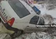 O maşină de poliţie a derapat şi a rămas împotmolită pe marginea drumului