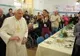 Papa Benedict al XVI-lea a luat masa cu o familie de români