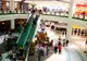 Panică într-un mall din Arad: bărbat inconștient, salvat de jandarmi după ce s-a prăbușit pe scările rulante