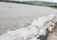 Prăpăd în Caraș Severin. 1.000 de oameni, izolați după ce s-a rupt un dig. Mașina cu pâine, blocată