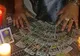 Avea o mie de euro în geantă şi a fost abordată de mai multe ghicitoare. Cum a ajuns femeia?