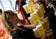 Bacșișurile date chelnerilor ar putea fi impozitate cu 16%