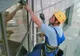 Un alpinist utilitar a MURIT după ce a căzut de la etajul 6 al unei clădirii din Capitală, în timp ce spăla geamurile. Poliția a demarat o anchetă