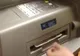 A mers la bancomat să scoată bani. Ce a apărut pe ecran l-a lăsat mască. Cum a fost posibil?