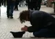 Cerșetor luat la bătaie de iubită din cauză că a strâns prea puțini bani 