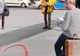 A găsit un portofel pe stradă. L-a deschis şi a găsit un singur lucru