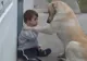 Cea mai iubitoare căţeluşă din lume. Gestul care-l face pe un copil cu sindrom Down s-o îmbrăţişeze