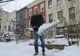 Ambasada SUA la Bucureşti, postând o imagine cu primarul din NY care curăţă zăpada: Şi la voi ninge?