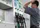 Cu cât s-a SCUMPIT benzina, chiar dacă SUPRATAXA a fost amânată