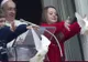 SEMN SUMBRU. Porumbeii păcii eliberaţi de Papa Francisc au fost ATACAŢI de ciori