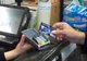 Atenţie la plăţile pe care le faceţi cu cardul de credit, la cumpărături: BĂNCILE IAU BANI ÎN PLUS 